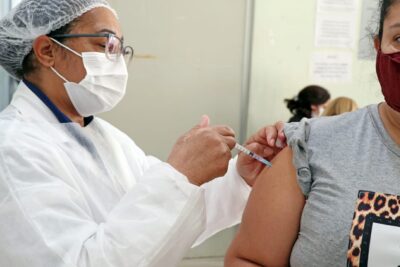Saúde inicia hoje agendamento de vacina contra a Covid-19 para maiores de 28 anos