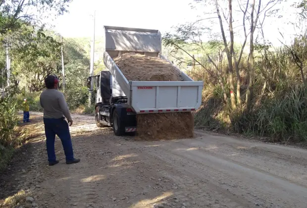 MEIO AMBIENTE E OBRAS REALIZAM MANUTENÇÃO DE ESTRADAS RURAIS COM AJUDA DE NOVO CAMINHÃO BASCULANTE