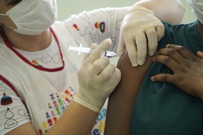 Pessoas com idade entre 20 e 23 anos serão vacinadas contra a Covid-19 nesta semana