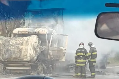 CAMINHÃO SOFRE PANE E PEGA FOGO