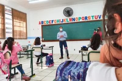 Prefeito visita escola no Novo Itacolomy para acompanhar retorno presencial às aulas