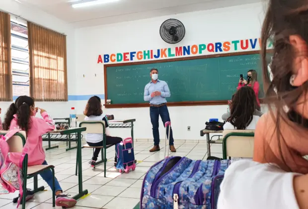 Prefeito visita escola no Novo Itacolomy para acompanhar retorno presencial às aulas