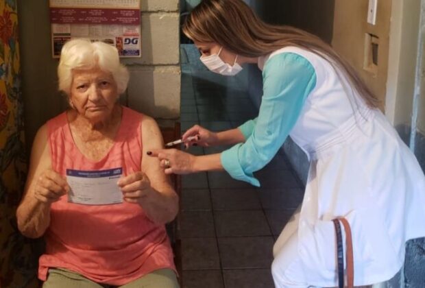 Saúde começa a imunizar idosos acima de 90 anos com a dose adicional (3ª dose)