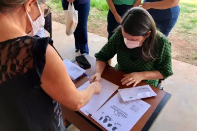 Famílias vulneráveis recebem cartão alimentação no valor de R$ 100,00