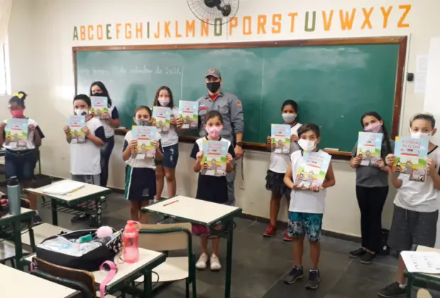 Programa Bombeiro na Escola atende estudantes da rede municipal