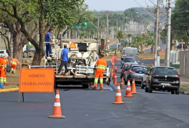 Obras na Avenida Tancredo Neves