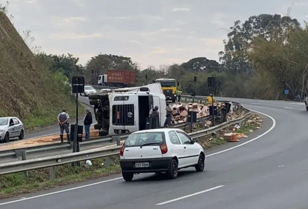 Motorista perde controle de caminhão e veículo tomba em rodovia de Jaguariúna