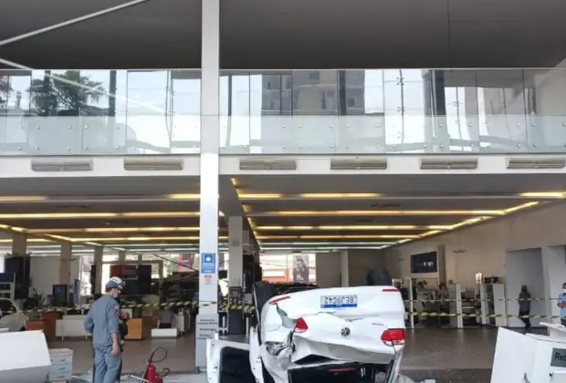 Carro cai do segundo andar de concessionária, atinge recepção e deixa 3 feridos