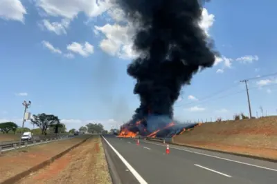 Carreta pega fogo e interdita rodovia em Paulínia