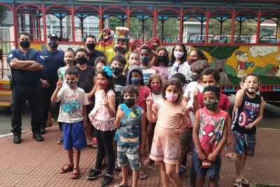 Polícia Municipal realiza ação social para crianças do Projeto Arco-íris e da Casa da Criança
