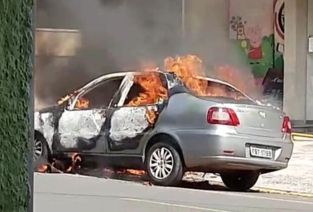 Carro pega fogo no centro de Jaguariúna