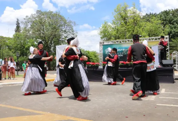 Holambra comemora 30 anos de emacipação com chuva de pétalas e apresentações culturais