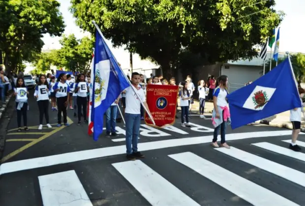 Tradicional Desfile Cívico comemora os 77 anos der Cosmópolis