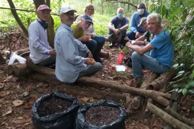 DOAÇÃO: Ambientalistas da Amigos da Cachoeira receberam o adubo orgânico doado pela Águas de Holambra