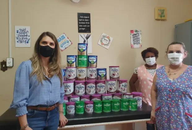 NUESA recebe doação de latas de leite para bebês com indicação médica