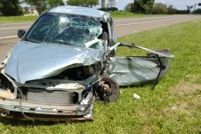 Caminhão e carro colidem na SP-133 e