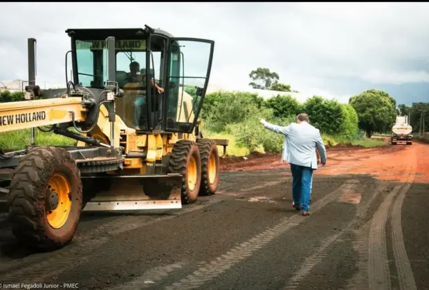 Prefeito visita obra de recuperação de estrada que dá acesso a Distrito Industrial