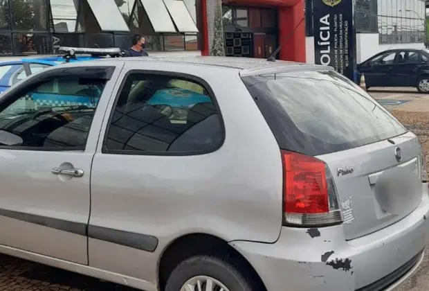 Motorista abandona carro em delegacia de SP e deixa bilhete sobre falta de dinheiro e dívida com banco