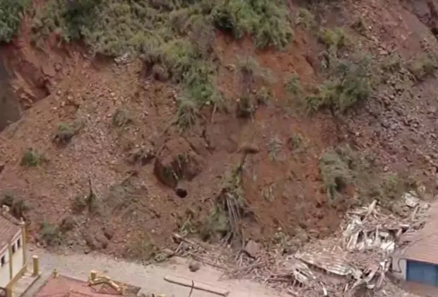 Deslizamento cobre casarão histórico em MG