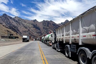 Testes de Covid causam fila de quase 2 mil caminhões na fronteira da Argentina com o Chile