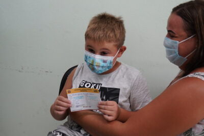 Menino de 7 anos é primeira criança imunizada contra a Covid-19 em Mogi Guaçu