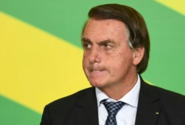 Bolsonaro é internado com obstrução intestinal, sem previsão de alta
