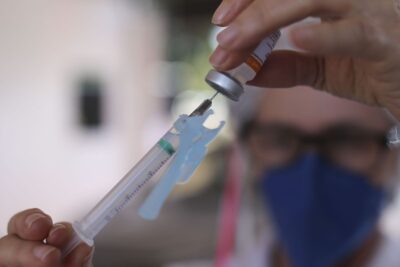 Secretaria de Saúde recebe mais doses de vacina contra Covid-19 e amplia vacinação