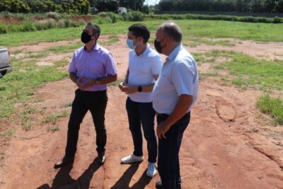 Acompanhado de subsecretário estadual, Fernando Capato visita terreno que abrigará Casa da Juventude