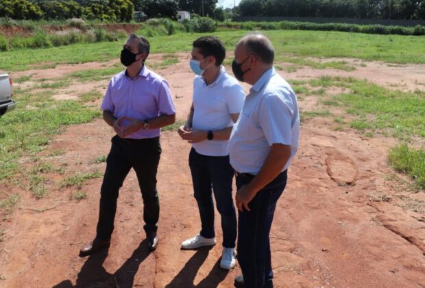 Acompanhado de subsecretário estadual, Fernando Capato visita terreno que abrigará Casa da Juventude