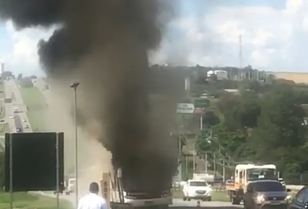 Ônibus pega fogo na Rodovia Adhemar Pereira de Barros