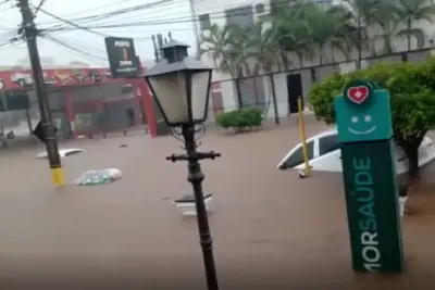 Vídeo mostra quando a moto e objetos desapareceram em meio à correnteza