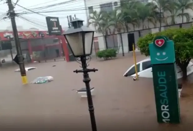 Vídeo mostra quando a moto e objetos desapareceram em meio à correnteza