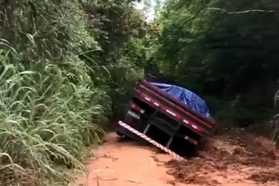 Caminhão carregado com 11t de aço atola em lamaçal