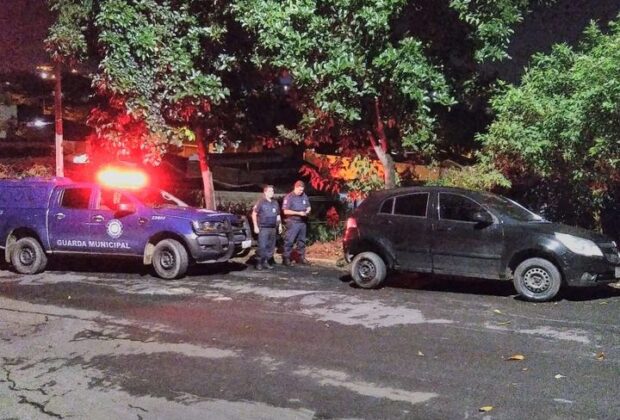 Carro furtado é encontrado em Pedreira