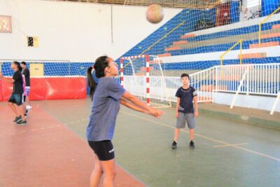Aulas gratuitas de vôlei têm início no Ginásio de Cosmópolis
