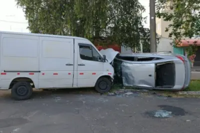 Mulheres e criança ficam feridas após carro colidir em van e capotar em cruzamento