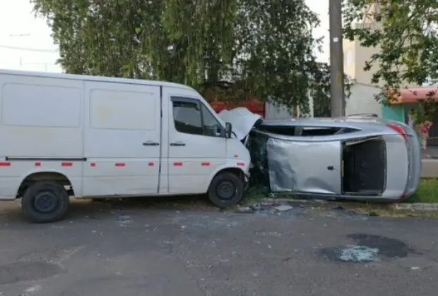 Mulheres e criança ficam feridas após carro colidir em van e capotar em cruzamento