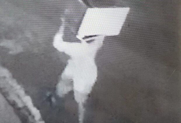Imagens flagram homem furtando fogão do CAPS de Cosmópolis