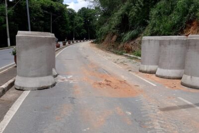 Rodovia é liberada após interdição por deslizamento de terra em Pedreira