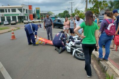 Mulher fica ferida após acidente de moto nesta tarde
