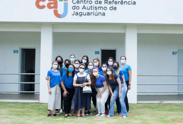 Autistas universitários visitam autistas adolescentes para troca de experiência e desafios perante o vestibular e a vida acadêmica.