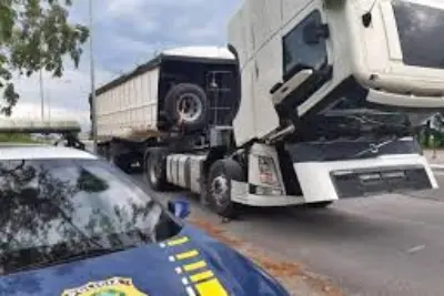 Carreta roubada é encontrada em posto