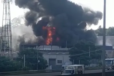 Defesa Civil interdita prédio de indústria química atingida por incêndio