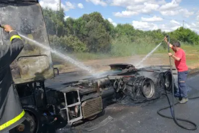 Caminhão pega fogo Engenheiro Coelho