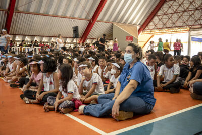 Saean e Educação reúnem 300 crianças em lançamento de Gibi de uso consciente da água