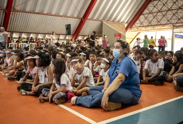 Saean e Educação reúnem 300 crianças em lançamento de Gibi de uso consciente da água