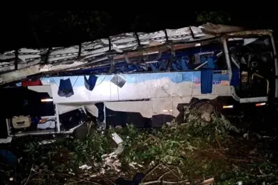 Ônibus cai em ribanceira e deixa 10 mortos e outros 21 feridos, em Sapopema