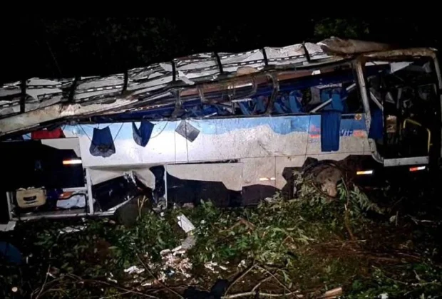 Ônibus cai em ribanceira e deixa 10 mortos e outros 21 feridos, em Sapopema