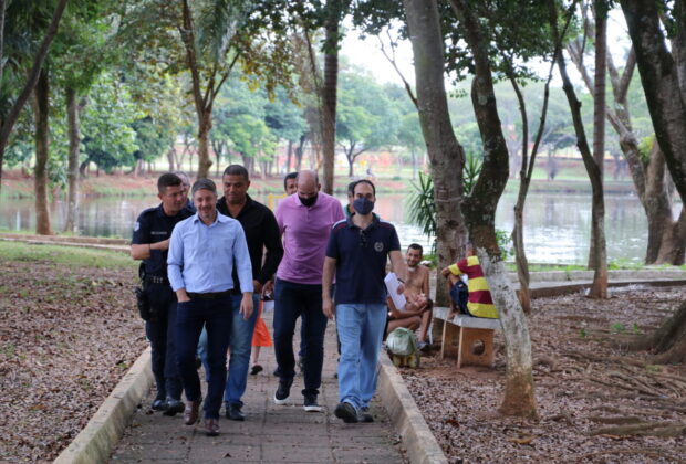 Prefeito e equipe visitam Jardim dos Lagos para levantamento de prioridades