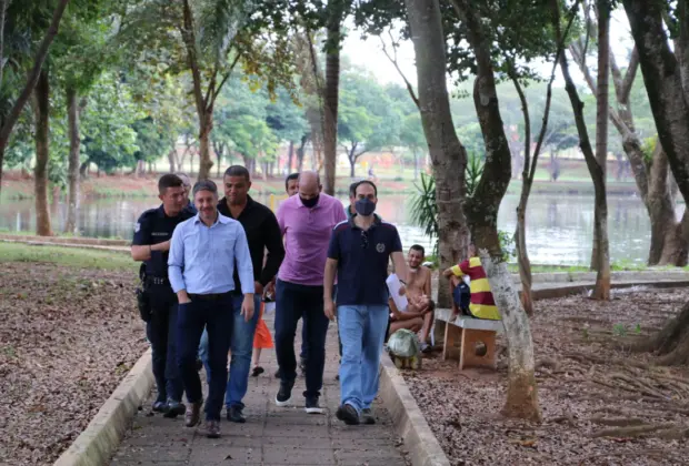 Prefeito e equipe visitam Jardim dos Lagos para levantamento de prioridades